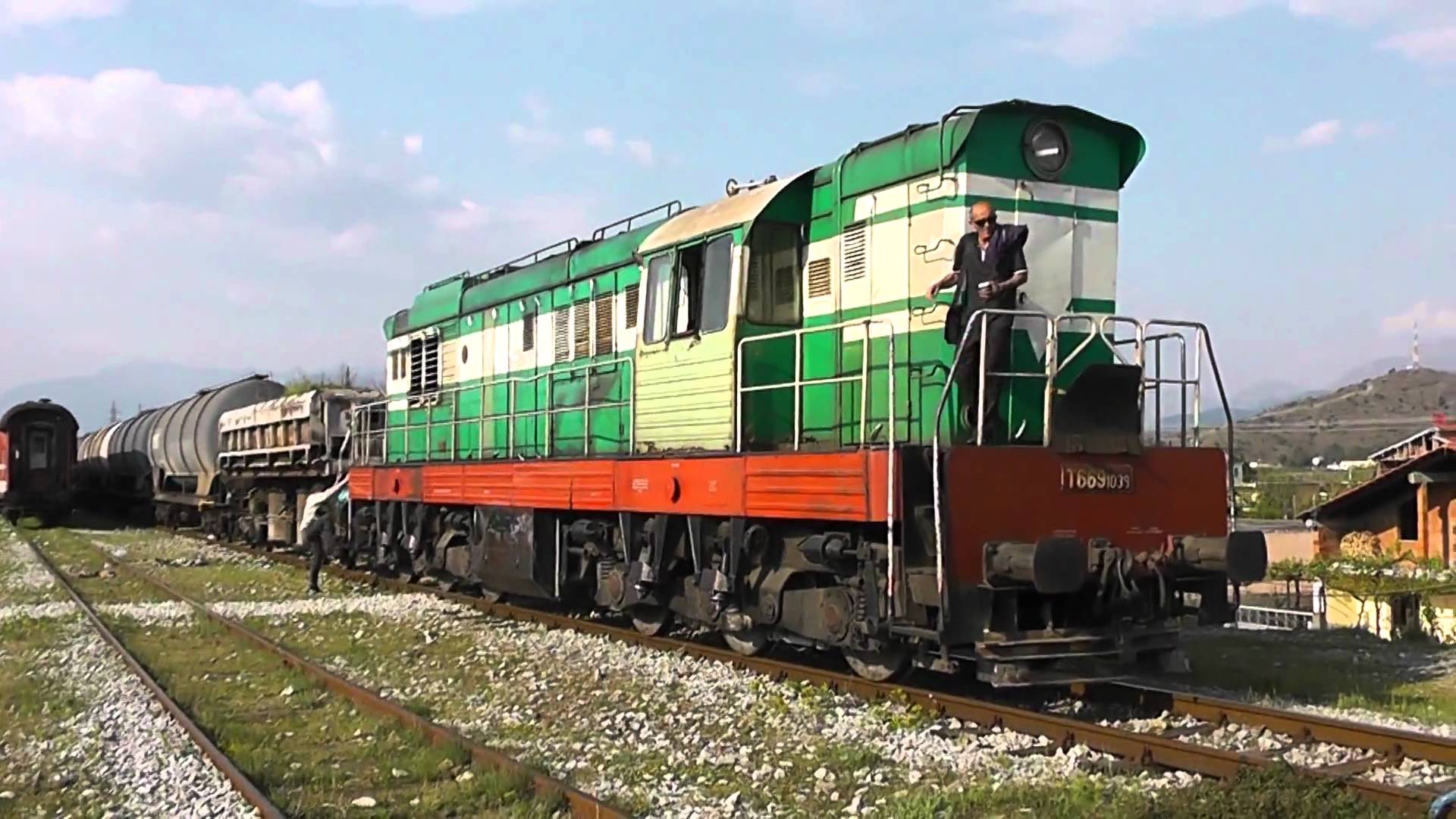 Vodhën rrotën e vagonit të trenit për ta shitur, 4 në pranga