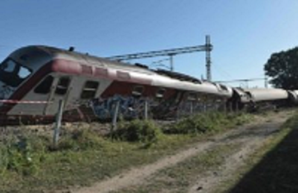 Treni del nga shinat, shpëtojnë mrekullisht shqiptarët