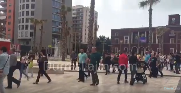 Pse qindra turistë nga e gjithë bota po zgjedhin vetëm Durrësin (VIDEO)