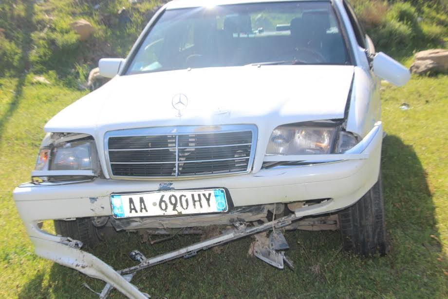 Tenton të shmangë përplasjen me një fëmijë, aksidenton 4 të tjerë (FOTO)