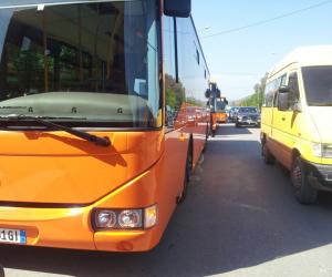 Sherr e përleshje në urban, thyhen xhamat