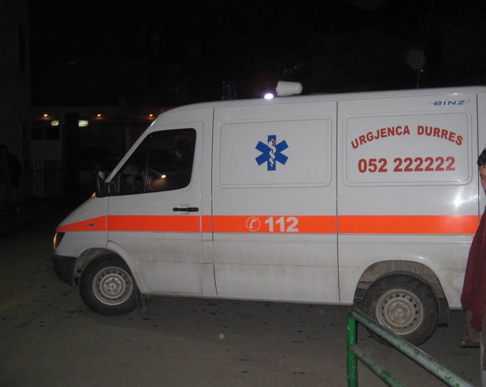 Durrës, humb kontrollin dhe përfundon në spital