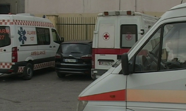 E rëndë në Durrës, vret veten me thikë një grua