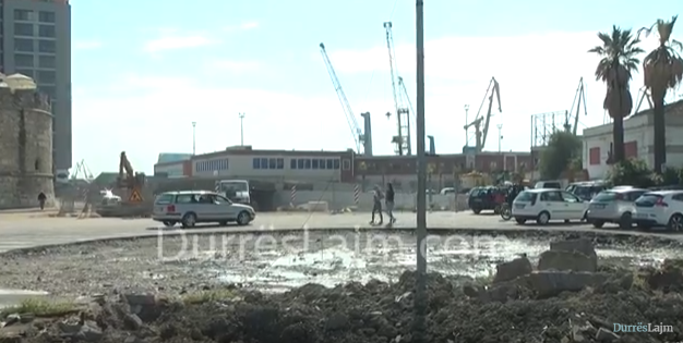 “Veliera” u lë peshqesh durrsakëve këtë gropë të madhe (VIDEO)