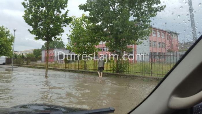 FOTOLAJM/ Një mesazh i qytetarëve durrsakë për kryebashkiakun Vangjush Dako