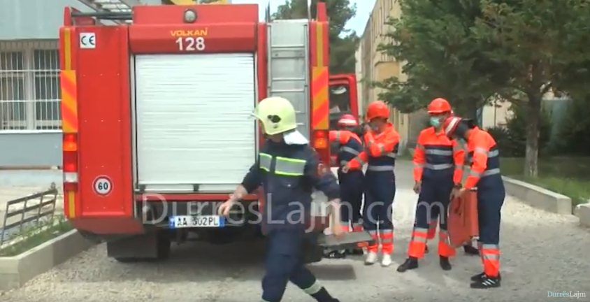 Sa të gatshëm jemi në rast zjarri? Zjarrfikëset e Durrësit në aksion (VIDEO)