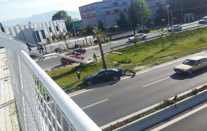 Përplasen dy “Benz”-a në autostradën Tiranë-Durrës