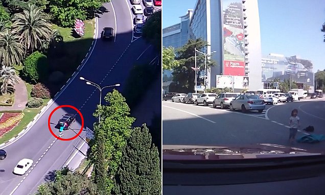 Fëmijët bien nga makina, mamaja vijon rrugën (VIDEO)