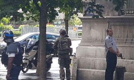 Paris, policia plagos një person me çekiç në duar