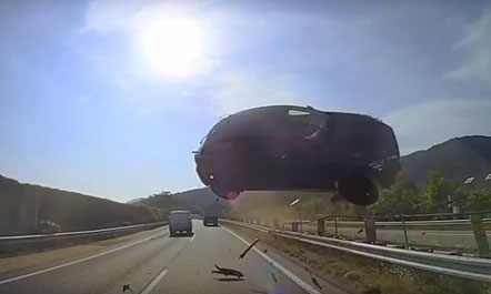 Makina “fluturon” dhe përplaset me autobusin (VIDEO)