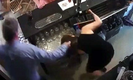 Dhunon gruan në lokalin e tij, poston videon në Facebook (VIDEO)