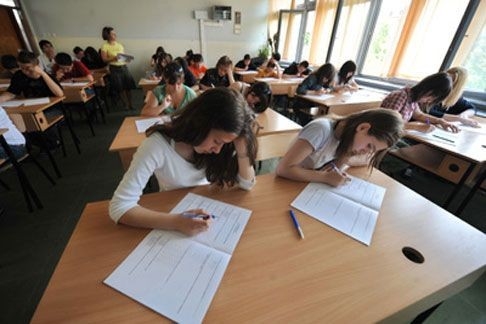 Maturantët e Durrësit në përgatitjet e fundit për provimet e Maturës Shtetërore (VIDEO)