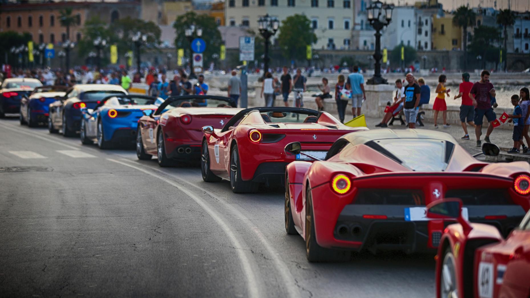 Mbahet takimi më i madh i pronarëve të makinave &#8220;Ferrari&#8221; (FOTO)