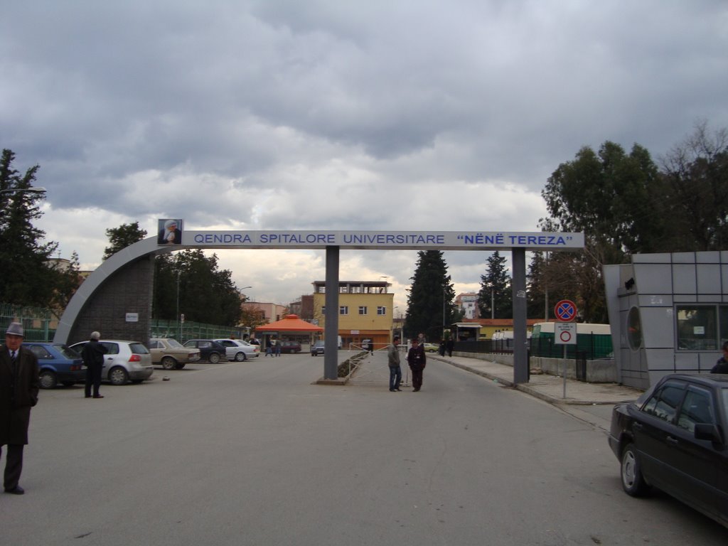 Helmohen 15 studentë nga ushqimi, përfundojnë në spital