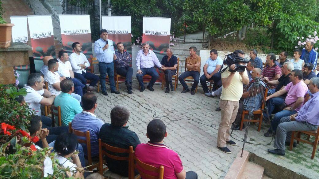 Rishfaqet Igli Cara, pasi mbeti jashtë listës së PD-së shfaqet në krah të… (FOTO)