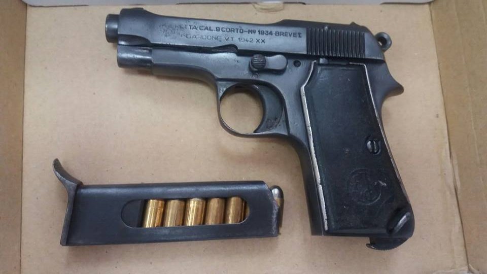 Qarkullonte me pistoletë në makinë, pranga 20-vjeçarit