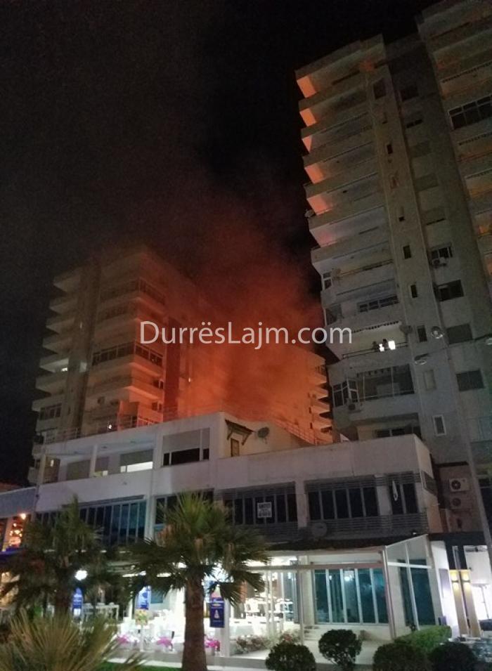 Durrës, digjen dy makina gjatë natës