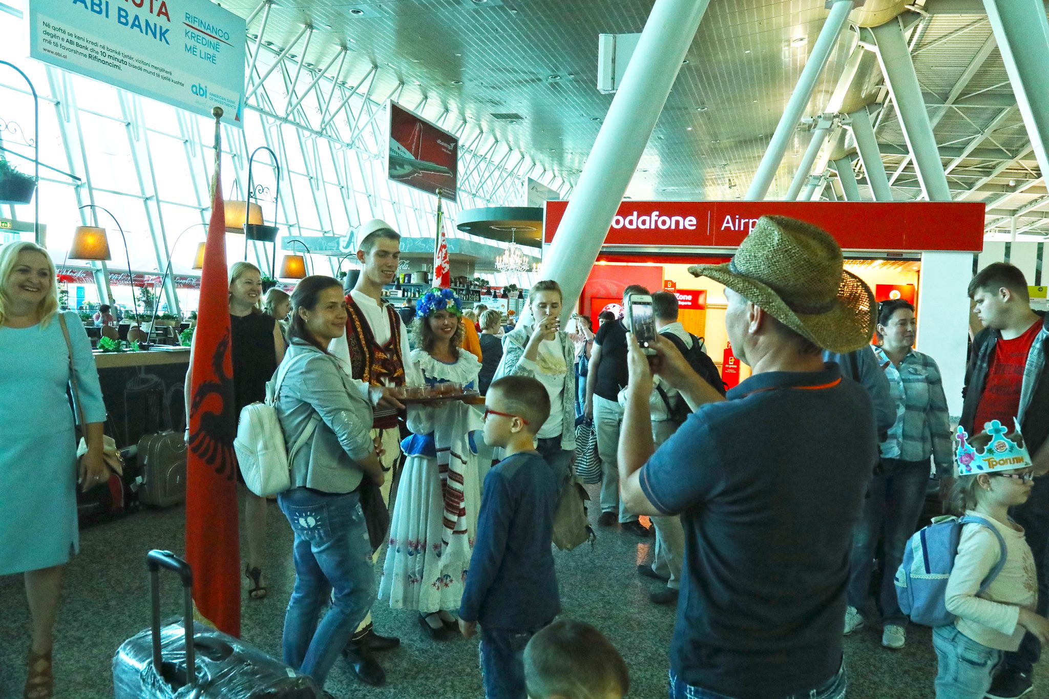 Mbërrin avioni i parë me 150 turistë nga Bjellorusia, pritje e veçantë në Rinas