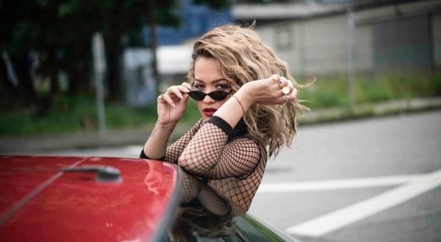 Rita Ora publikon klipin e &#8220;Your Song&#8221; (VIDEO)