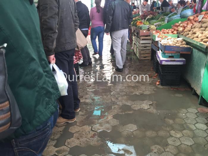 Tenton të vjedhë një person tek tregu fshatar, arrestohet hajduti