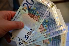 Durrës, 25 vjeçarja paguan karburantin me euro false