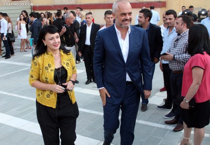 Kandidati i PD-së, dhuratë provokuese Ramës (FOTO)