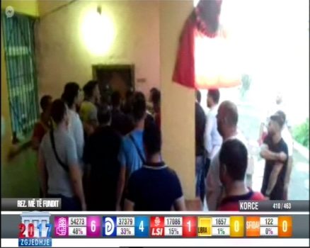 LAJM I FUNDIT/ Sherr dhe përplasje në një qendër numërimi