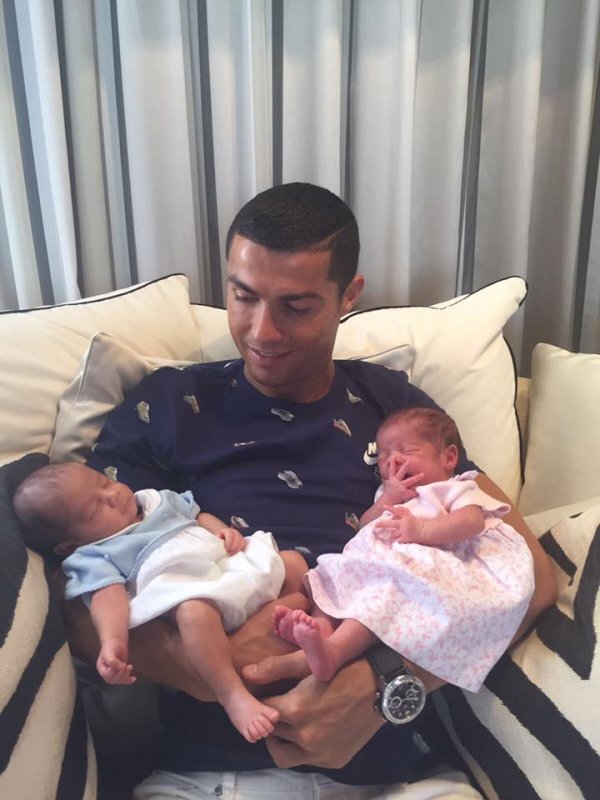 Cristiano Ronaldo bëhet me binjakë (FOTO)