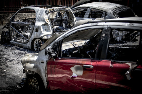 Shkrumbohen 40 automjete, 3 të rinj shqiptarë në pranga (FOTO)