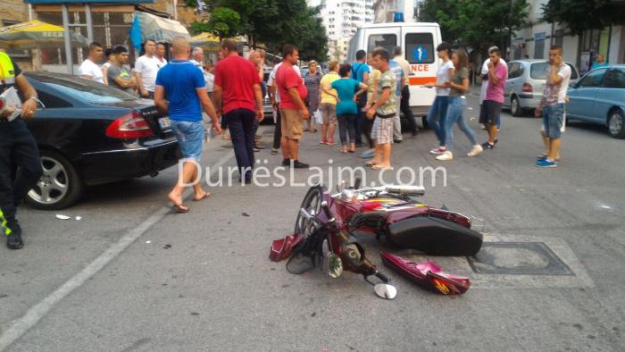 Makina përplas motoristin e dehur në Durrës, një i arrestuar