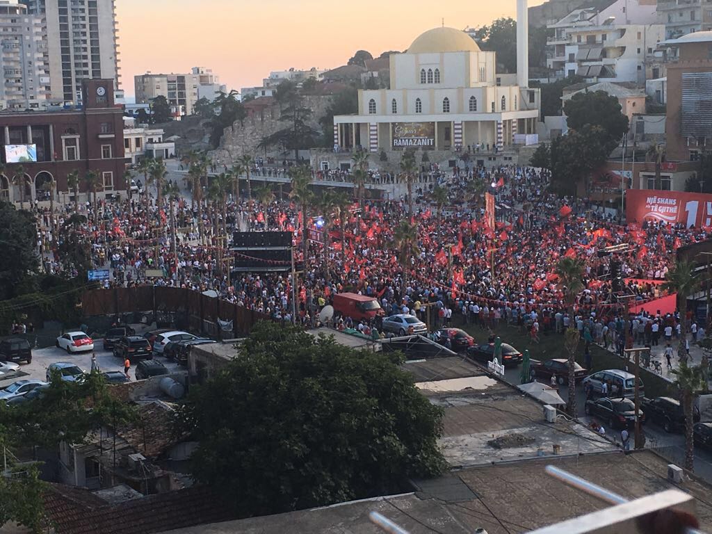 Durrës, Vangjush Dako “merr pjesë” në mitingun e LSI (FOTO)