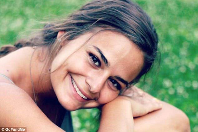 I vdes vajza në plazh, babai bën një gjest të rrallë (FOTO & VIDEO)