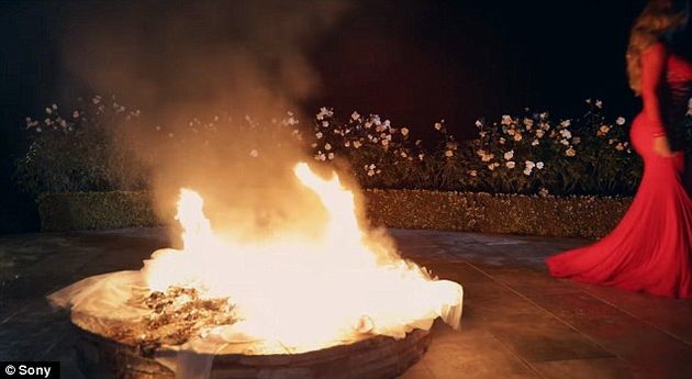 Pas ndarjes këngëtarja e njohur i vë flakën fustanit të martesës (FOTO)