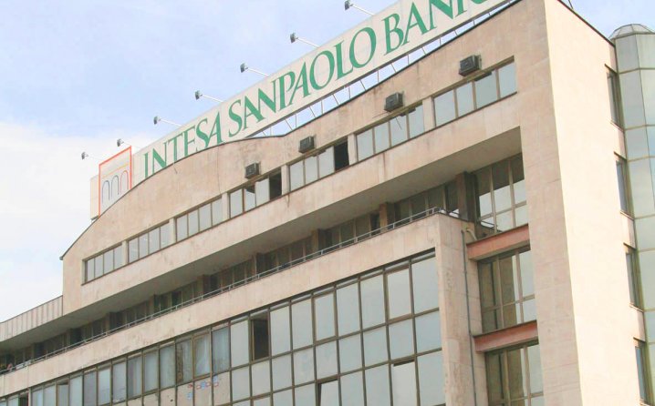 Intesa firmos kontratën, bankat Veneto janë pjesë e saj. Po në Shqipëri ç&#8217;do ndodhë