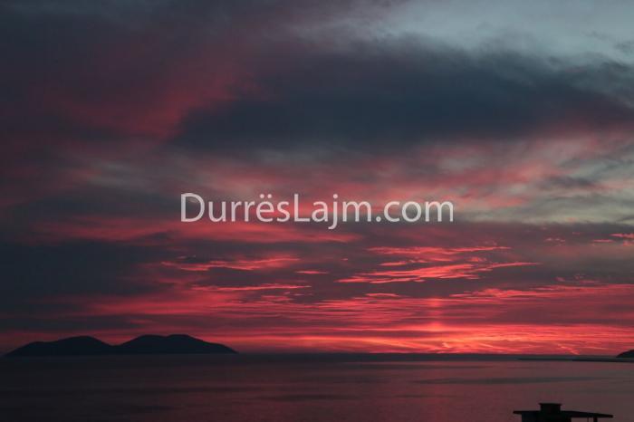 Pamje magjepsëse/ Qielli bëhet i kuq mbi Sazan (FOTO)