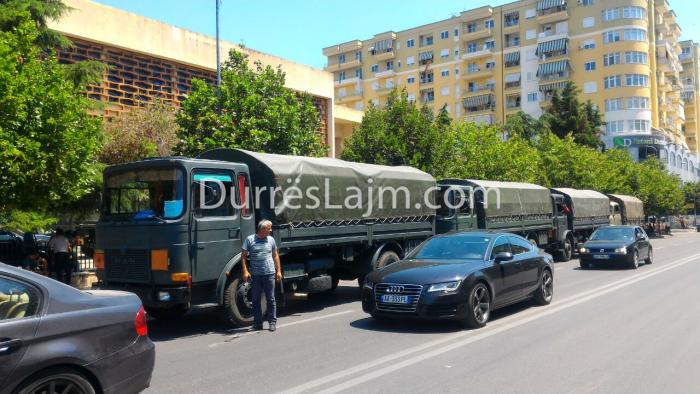 FOTOLAJM/ Mbërrijnë materialet zgjedhore në Durrës