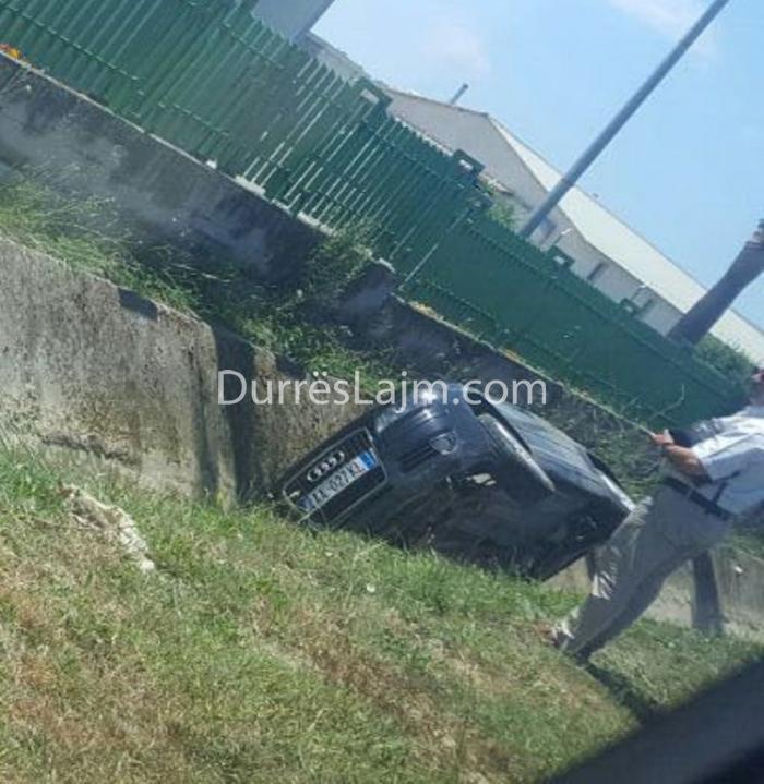 LAJM I FUNDIT/ Aksident në Maminas, “Audi” përfundon në kanal (FOTO)