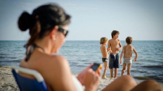 Të fiksuar pas rrjeteve sociale, ja pse nuk e heqim smartphone-n nga dora as në plazh