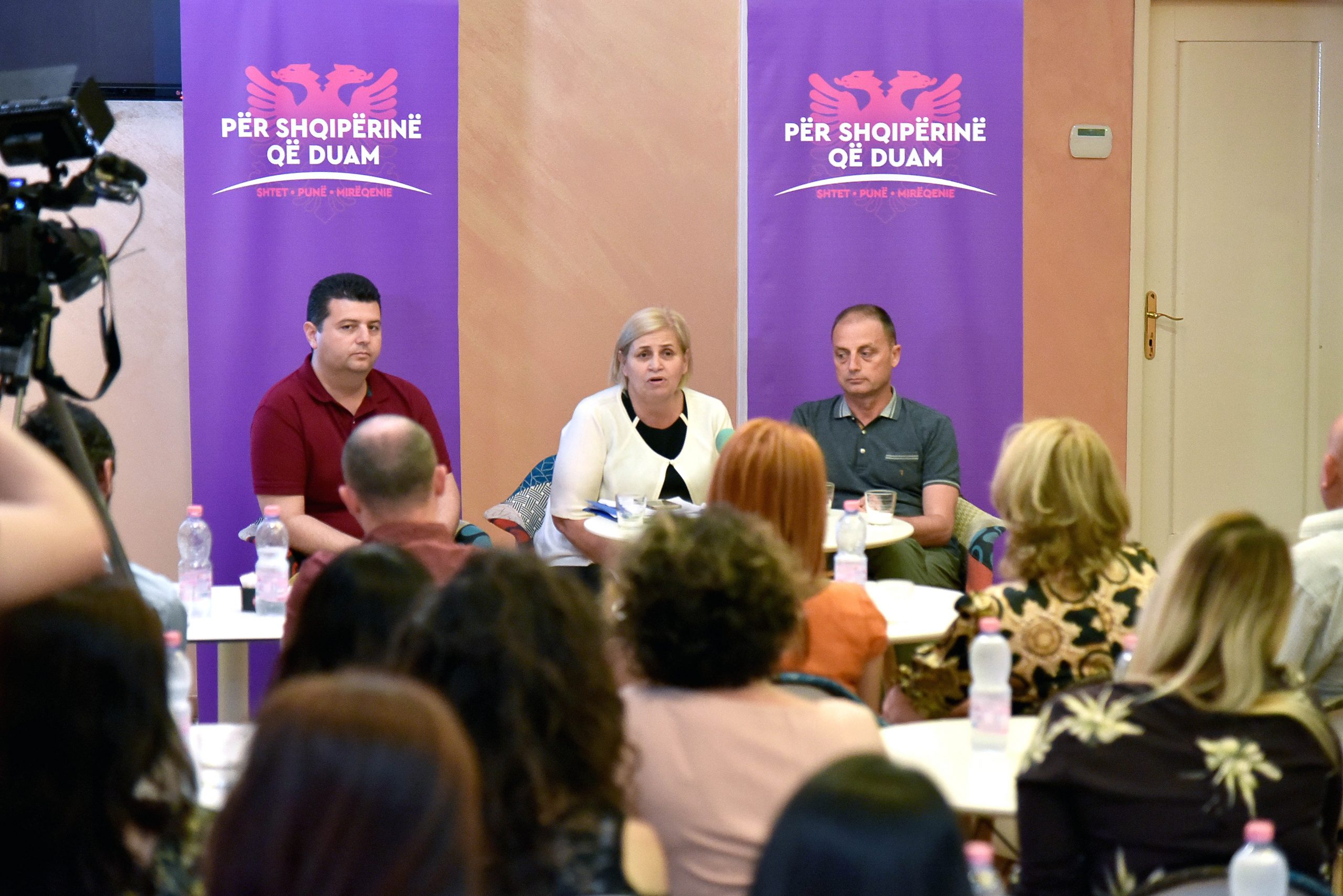 Ekonomi takon arsimtarët e Durrësit: Do ndërtojmë 140 shkolla në të gjithë vendin (FOTO)