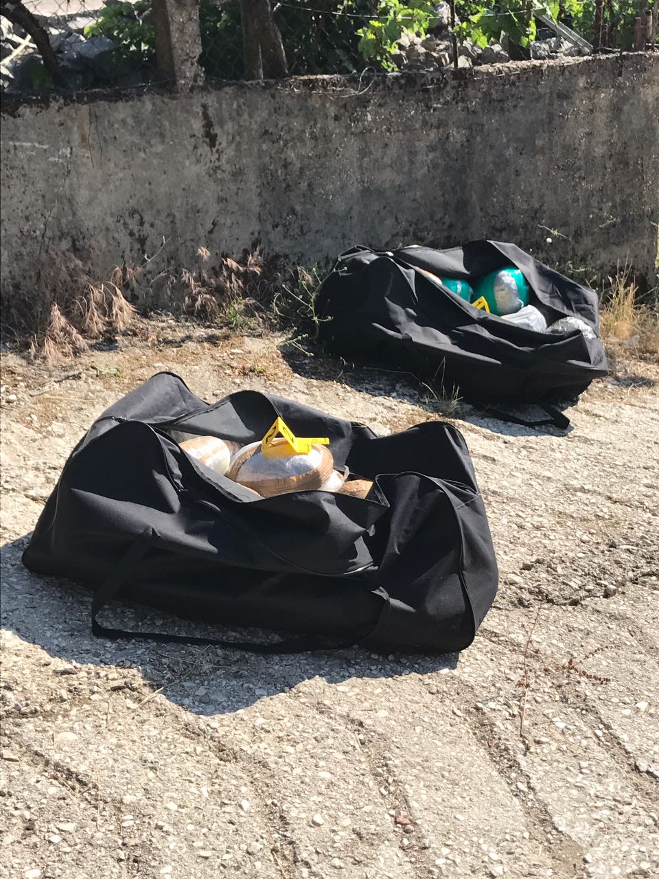 Policia i pikas, tre trafikantët braktisin çantat me drogë