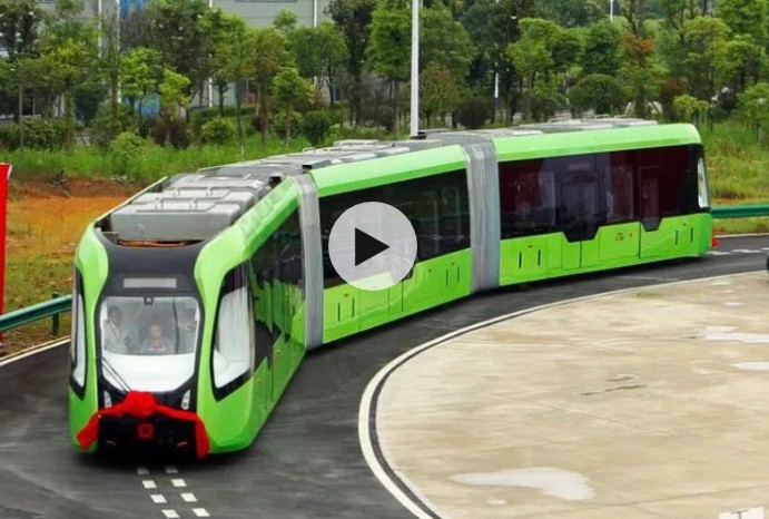 Kina prodhon trenin “smart”, përdor vijat e bardha si shina (VIDEO)