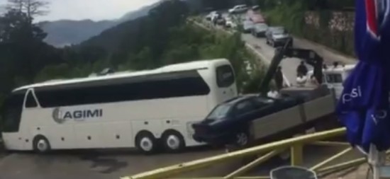 LAJM I FUNDIT/ Autobusi godet trafikndarësen e bllokon qarkullimin