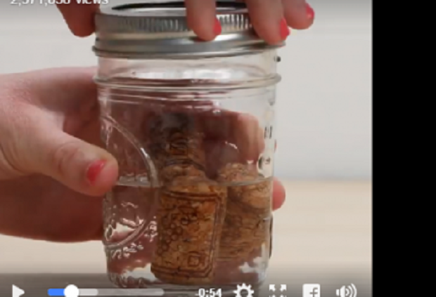 Ja pse nuk duhet t’i hidhni tapat e shisheve të verës (VIDEO)