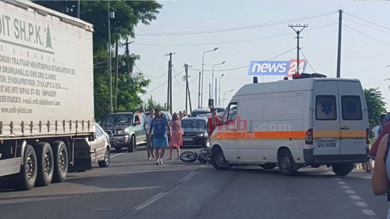 Përplasen “kokë më kokë” dy automjete, marrin para edhe motorin, një i plagosur (FOTO)