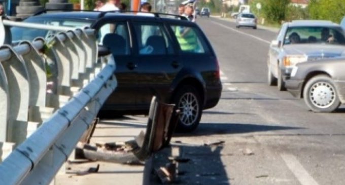 Makinat përplasen kokë më kokë, një i vdekur, një tjetër në rrezik për jetën