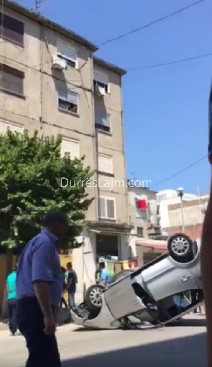 Durrës, makina kthehet përmbys në mes të rrugës (FOTO, VIDEO)