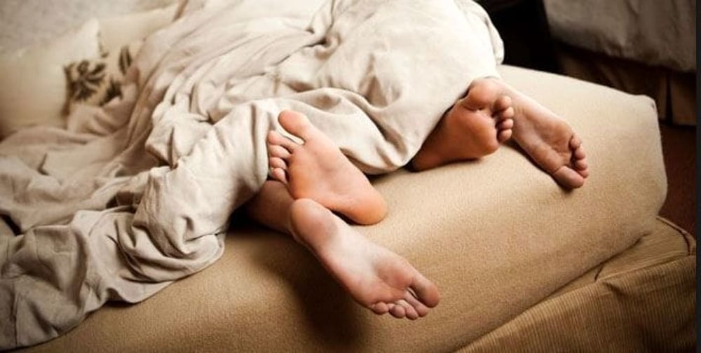 Në shtrat me të dashurin, harron të birin në shkollë