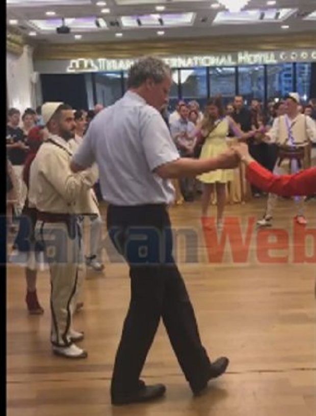 “Ç’të sheh syri, ta bën dora”, ambasadori i OSBE-së hedh valle pas zgjedhjeve (FOTO, VIDEO)