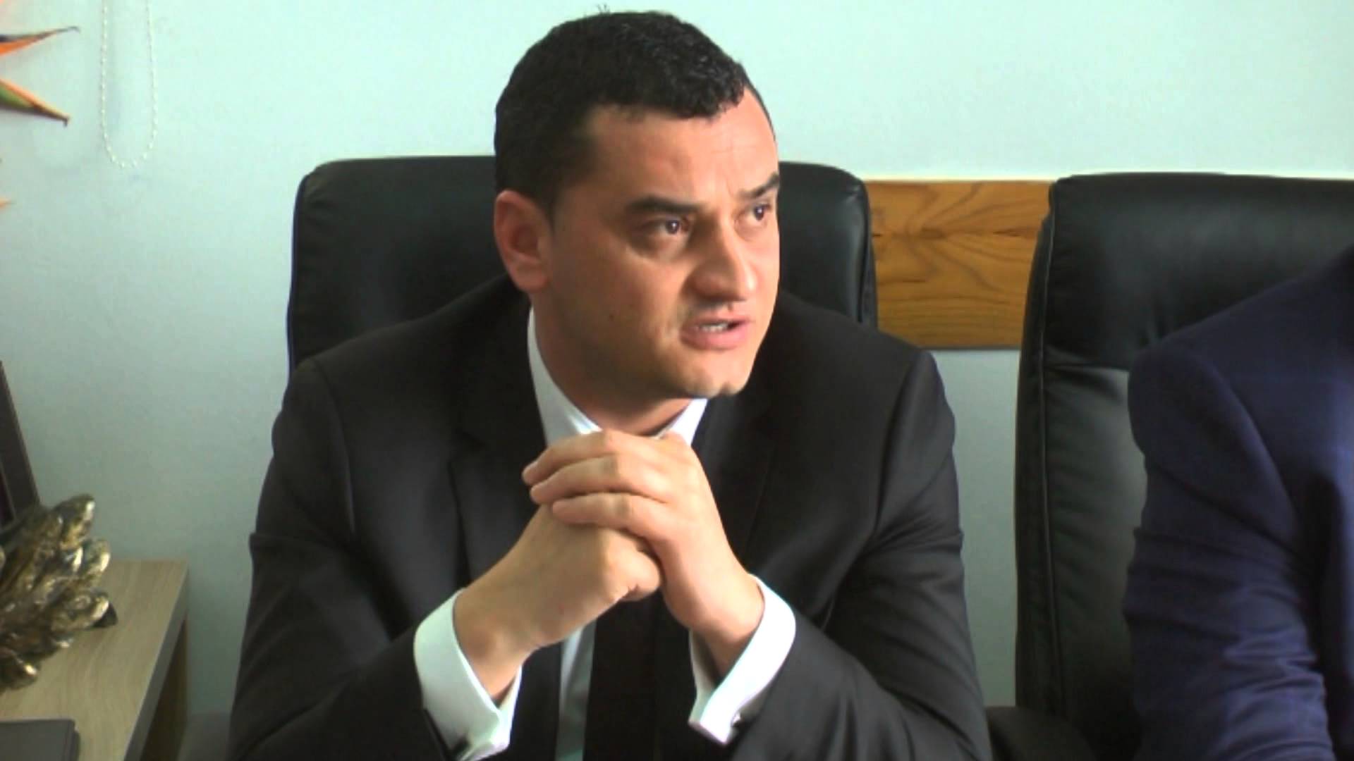 U shkarkua dy ditë më parë, reagon ish-drejtori i Hipotekës Durrës