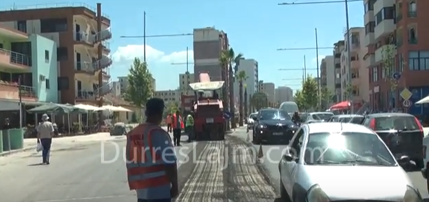 Përfundon asfaltimi i rrugës së plazhit. Turistë mirë se të vini këtë sezon! (VIDEO)